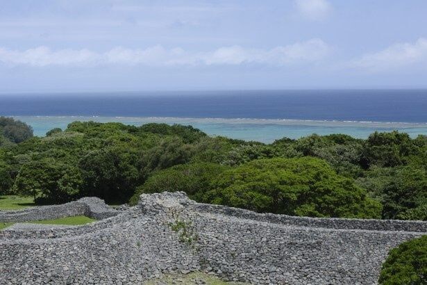 異なる方角には、沖縄の海を望む