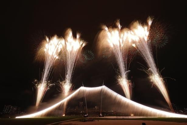 高さ59.2メートルの富士の大仕掛けが夜空に堂々と登場