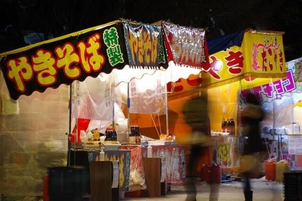屋台グルメも楽しみのひとつ…!