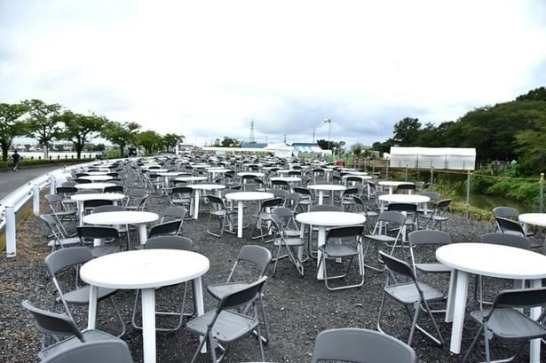 小さい子どもは、食べ物や飲み物をこぼしてしまうことも多い。テーブル付きの有料席だとより安心だ