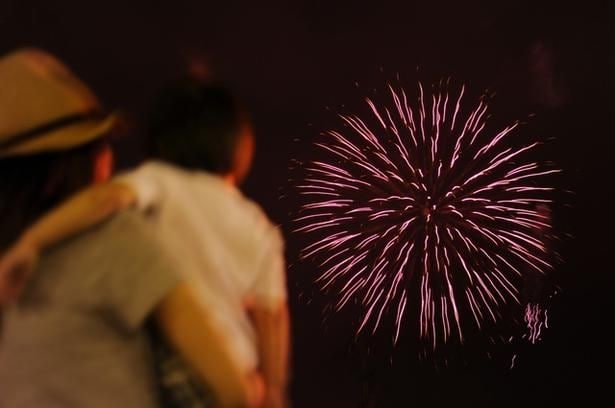 【子連れ花火大会2026】大混雑でも失敗しない!場所選びと事前準備のチェックリスト