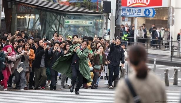 雨が止まず、一時は撮影中止の暗雲が立ち込めたが、トレードマークの青島コートを来た織田さんが登場した瞬間に雨が止むという奇跡も