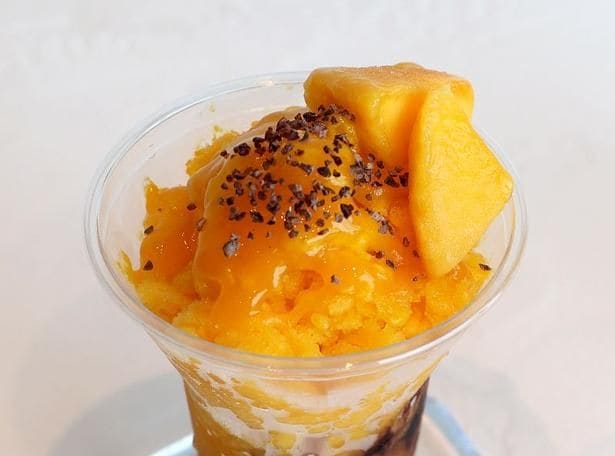 マンゴーとパッションフルーツの味わいにチョコレートソースが合う!