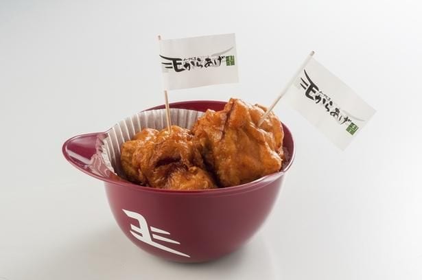 イーグルスからあげ(味工房)で販売されている「ヘルメットイーグルスからあげ」(1600円)。容器ヘルメットは持ち帰りOK