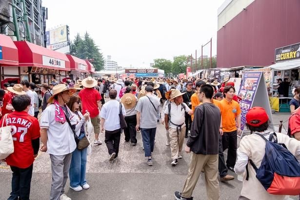 スタジアムの外にもグルメのブースがひしめき合っている