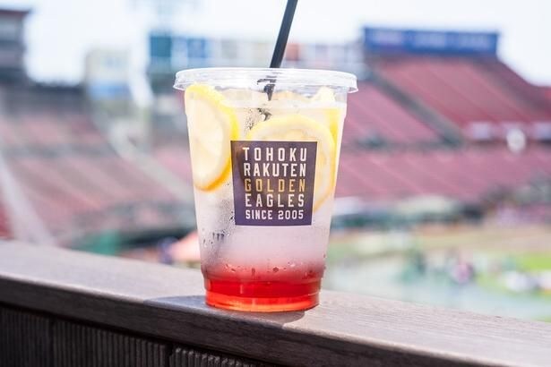 チームカラーをイメージした、スタジアム名物ドリンク。甘酸っぱいレモン味で、レモネードのほか、スカッシュ、サワー、ホットレモネードがラインナップ