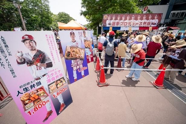 「お弁当のこばやし」で販売される選手のプロデュース弁当。推しの選手で選ぶか、食べてみたいメニューで選ぶか、列に並んでいる間に決めよう！