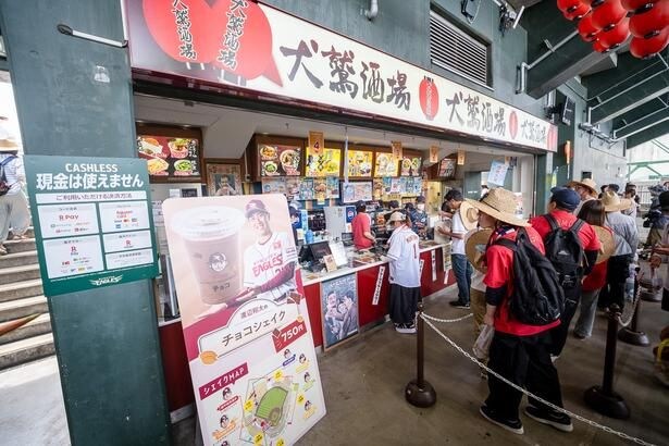 3塁側には居酒屋モチーフの売店も！アルコール＆おつまみ、さらに締めのグルメまでそろう