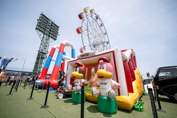 日によって、「イーグルススライダー」(1回400円)などエア遊具も登場