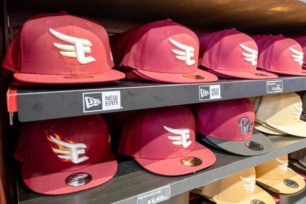 ニューエラのベースボールキャップ。「5950 EAGLES E TEAM COLOR」6800円(上段)と「950 EAGLES E FIRE CARDINAL」6400円(下段)