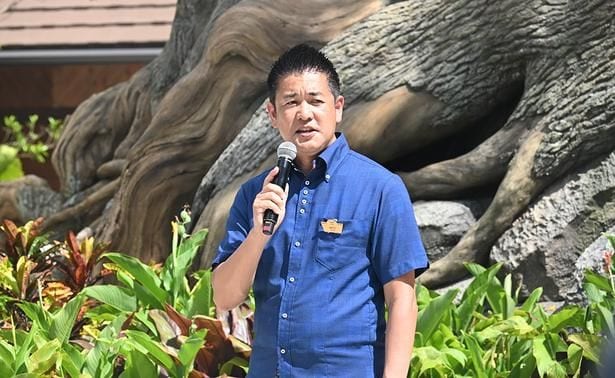 オープニングセレモニーで挨拶するジャパンエンターテイメントの加藤健史CEO