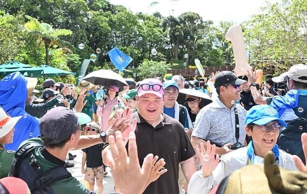 列を成してパークに入っていく来園者たち