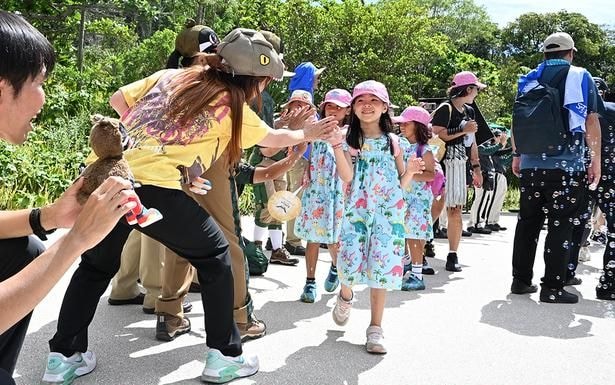 おそろいの服を着て来園する子どもたち