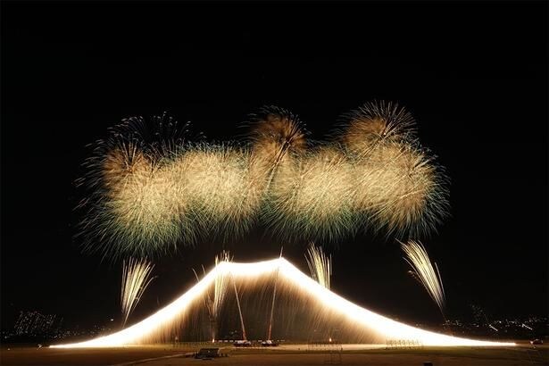 「江戸川区花火大会」趣向をこらした花火と音楽のコラボが楽しい