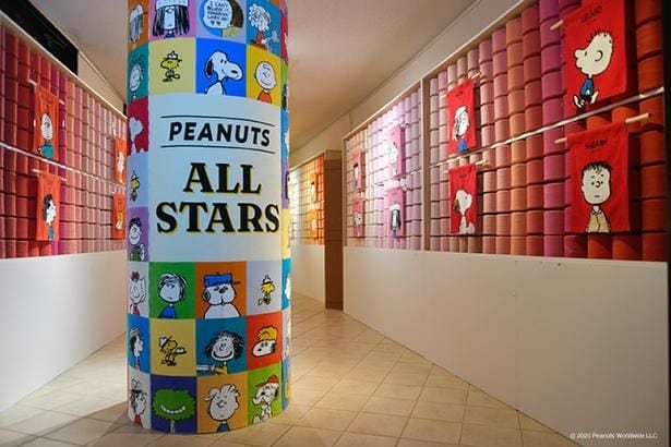 色とりどりの糸巻きに囲まれて、PEANUTS ALL STARSがやわらかなタオル生地で勢ぞろい