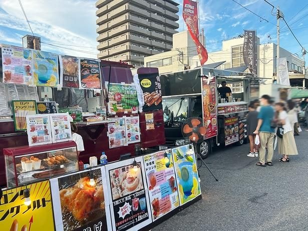 キッチンカーも登場している。屋台グルメを思いっきり堪能できる