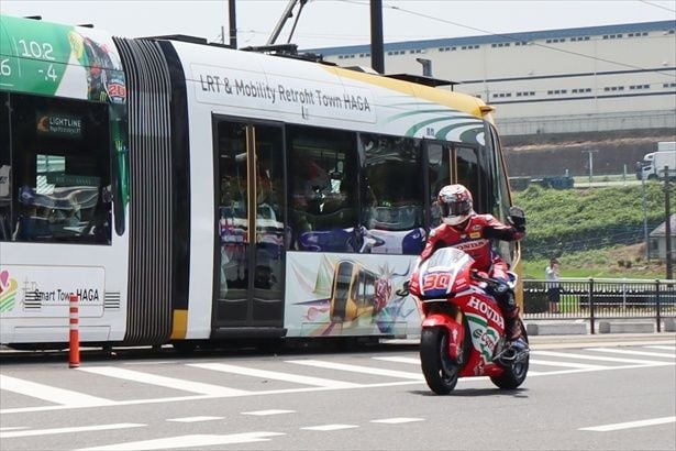 一度ラッピング車両を先行させた中上貴晶選手