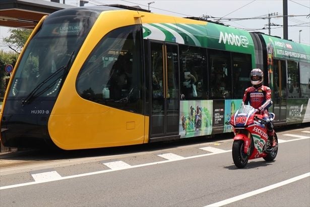停車中の宇都宮LRTと「RC213V-S」のツーショット