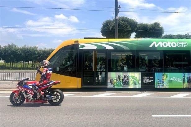 MotoGPライダー中上貴晶と宇都宮LRTが夢の並走！オートバイ最高峰レース「MotoGP日本GP」を盛り上げるスペシャルイベントをレポート