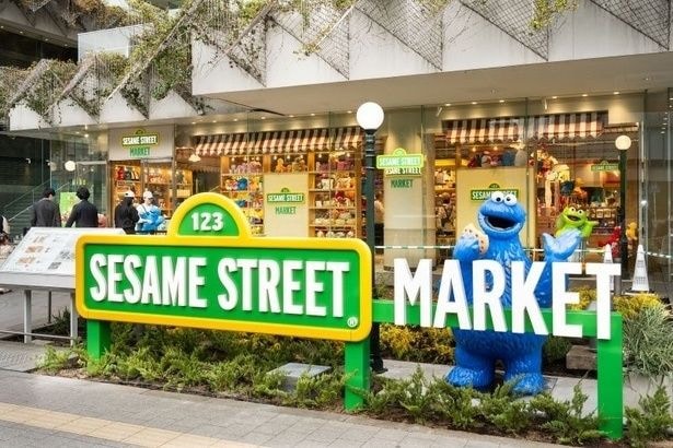 セサミストリートマーケット 玉川高島屋S.C.店は、大通りの前に立つクッキーモンスターが目印！