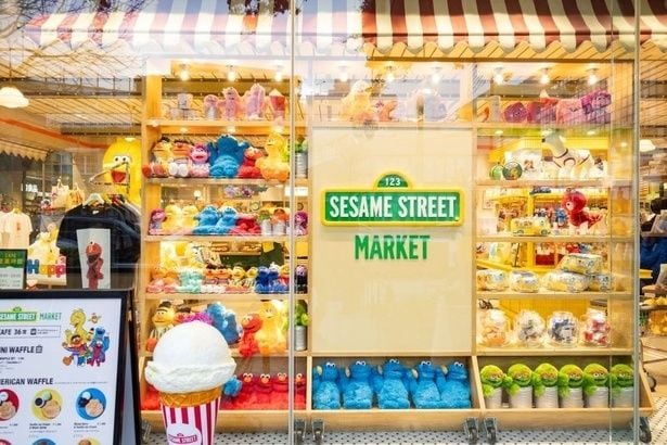 店内のカラフルなアイテムたちがにぎやかなムードを醸し出している