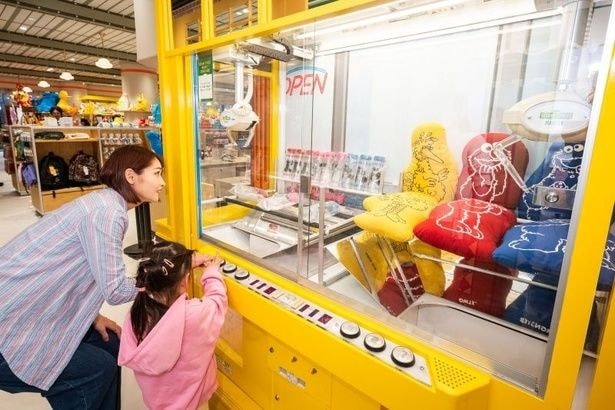 クレーンゲームを楽しめるのも、セサミストリートマーケット 玉川高島屋S.C.店の魅力。お目当てのグッズを狙ってみよう