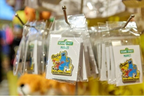 仲睦まじいエルモ＆クッキーモンスターが描かれた「ピンズ」(990円)