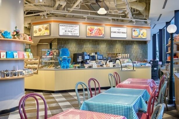 47席を備える、セサミストリートマーケット 阪神梅田本店のカフェエリア