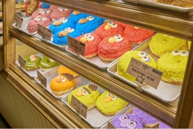 ポップな色づかいの「キャラクタードーナツ」(各590円)は、 セサミストリートマーケット 阪神梅田本店でも大人気！