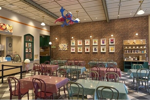 セサミストリートマーケット アーバンドック ららぽーと豊洲店のカフェエリア。天井には、友だちが困っているときに登場する“スーパーグローバー”が！