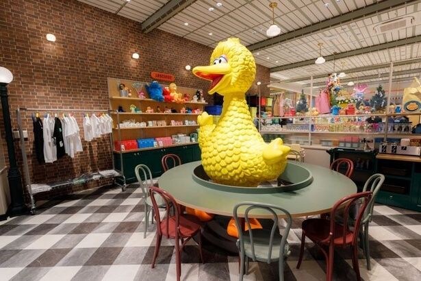 大きなビッグバードがいるカウンター席
