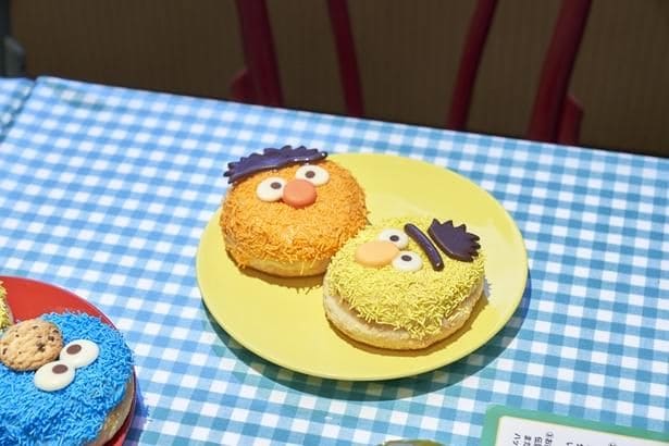 セサミストリートマーケットのカフェで大人気！カラフル＆キュートなルックスの「キャラクタードーナツ」(各590円)