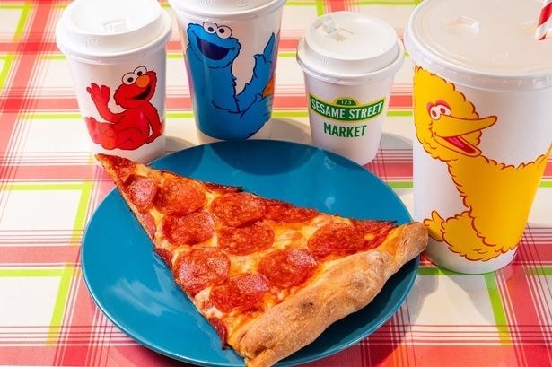 アメリカでピザの具材として定番のペパロニをたっぷりトッピング！「ペパロニ(アメリカ風サラミ) スライス」(770円)。サイズごとに違うキャラクターがデザインされたドリンクカップもキュート