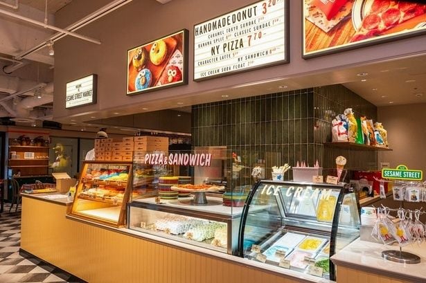 ドーナツやサンドイッチが並ぶショーケースの横には、アイスクリームも。ニューヨークらしい雰囲気を演出する、カウンター上部のボードにも注目！