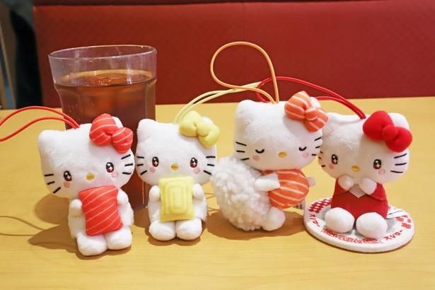 「第1弾 ハローキティ コラボマスコット付き ソフトドリンク」(1350円〜)に付くコラボマスコットは、写真の4種類に加えシークレット1種類を用意。幅が約6センチ、高さが約9センチの手のひらサイズ