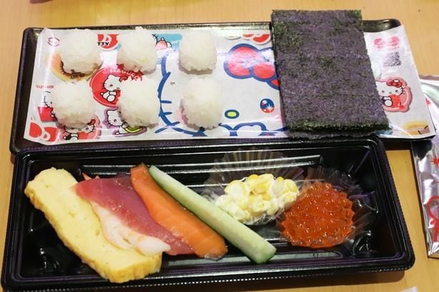 「ハローキティ コラボファスナーポーチ付き つくローセット」(720円〜)は、キュートなコラボシートにも注目を！シートは全5種類の中からランダムで提供