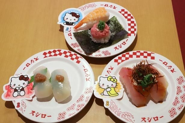 左から時計回りに「第1弾 ハローキティ コラボピック付き いか梅しそ」「第1弾 ハローキティ コラボピック付き えび＋ねぎまぐろ包み」「第1弾 ハローキティ コラボピック付き マーラー風びん長まぐろ 揚げネギ添え」(すべて250円〜) 