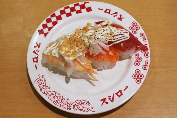 フライドガーリックのパンチが効いた、新しいおいしさを楽しめる「ガーリックオニオンマヨ3貫盛り」(260円〜)