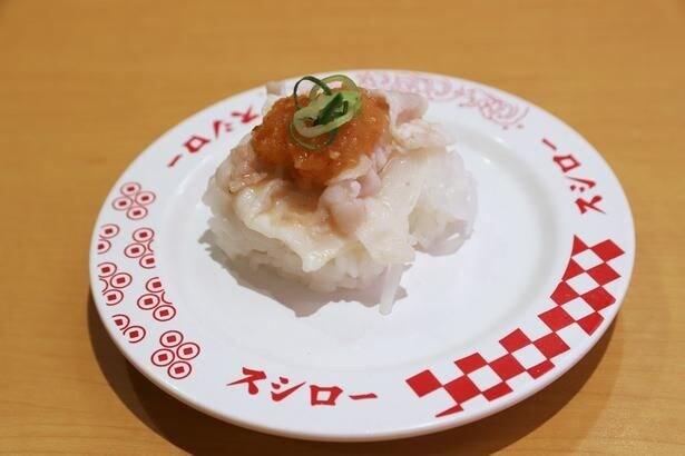 「炙り豚しゃぶ 七味おろしポン酢」(200円〜)は、しっとりした豚しゃぶにスライスオニオンと七味おろしポン酢を合わせた、夏らしい味わい