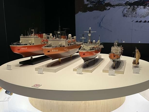 観測船の100分の1模型。右から「開南丸」、「宗谷」、「ふじ」、「しらせ初代」、「しらせ二代目」(国立極地研究所 所蔵)