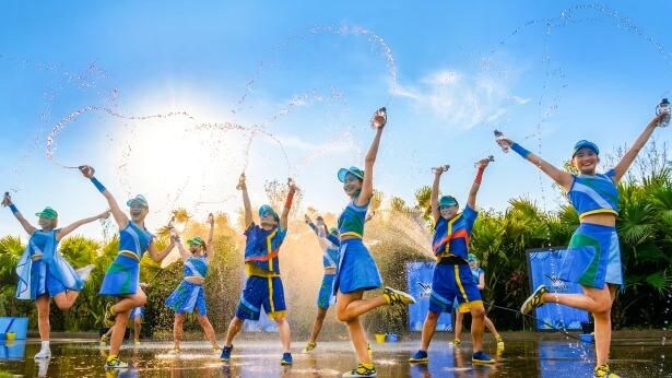 エンターテイナーたちの手から水が飛び散る！