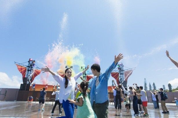 「パパ、ママ、見て見て！」カラーパイロが打ち上がり、子どもは大興奮！