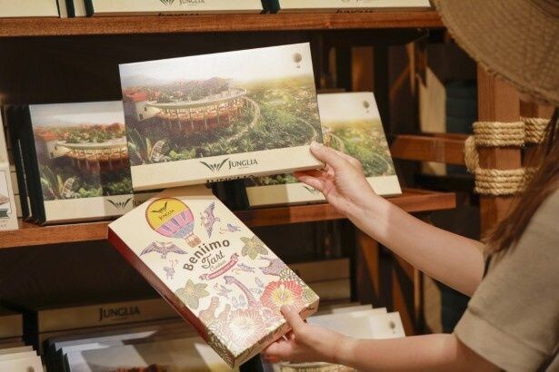 手前が「タルトクッキー 紅イモクリーム(12個入・1600円)」、奥が「プリントクッキー(18枚入・1800円)」だ