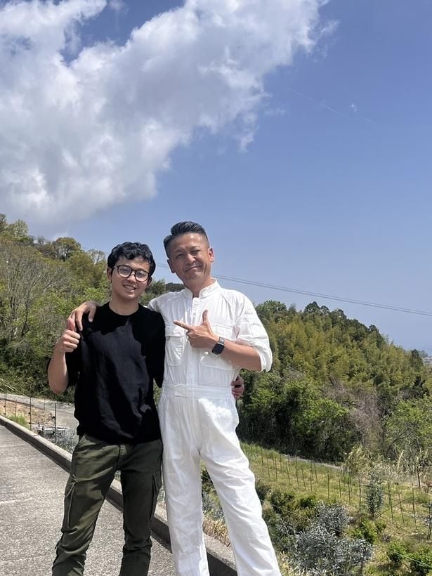 淡路島で塩づくりを行う山下さん(右)。左は内田さん