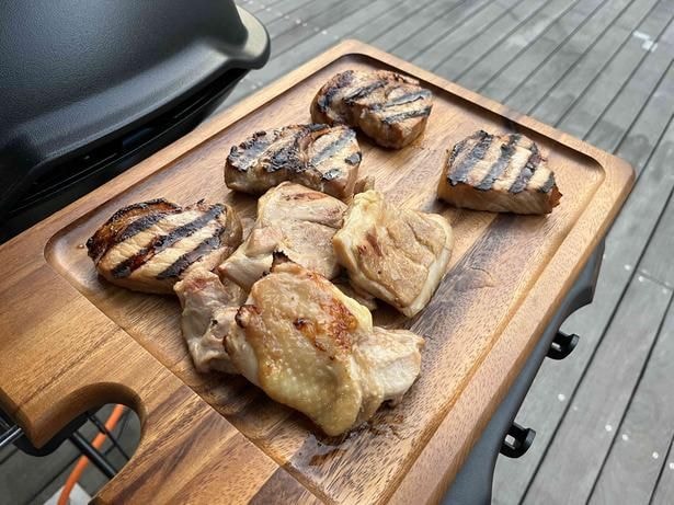 はまぽーくとペリペリチキン。こんがりとついた焼き目が食欲をそそる