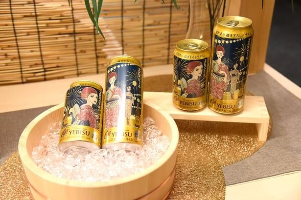 涼しげな雰囲気で展示された「ヱビスビール矢沢あい描き下ろしデザイン缶」
