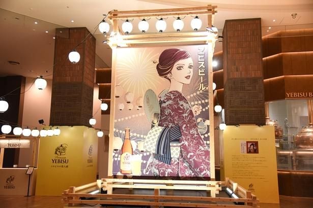「ヱビスビール矢沢あい描き下ろしデザイン缶」用に描き下ろされた美人画作品を、やぐらの形で立体展示