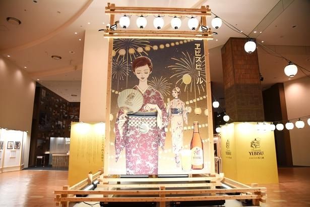 「ヱビスビール矢沢あい描き下ろしデザイン缶」用に描き下ろされた美人画作品を、やぐらの形で立体展示