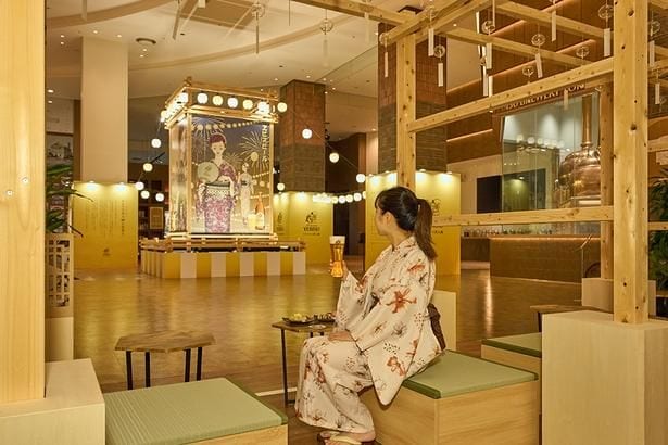 冷たいエビスビールを浴衣姿でいただけば、すてきな夏の思い出に