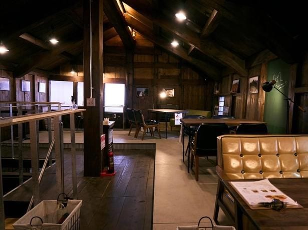 アンティークな家具が配された居心地のよいカフェ店内